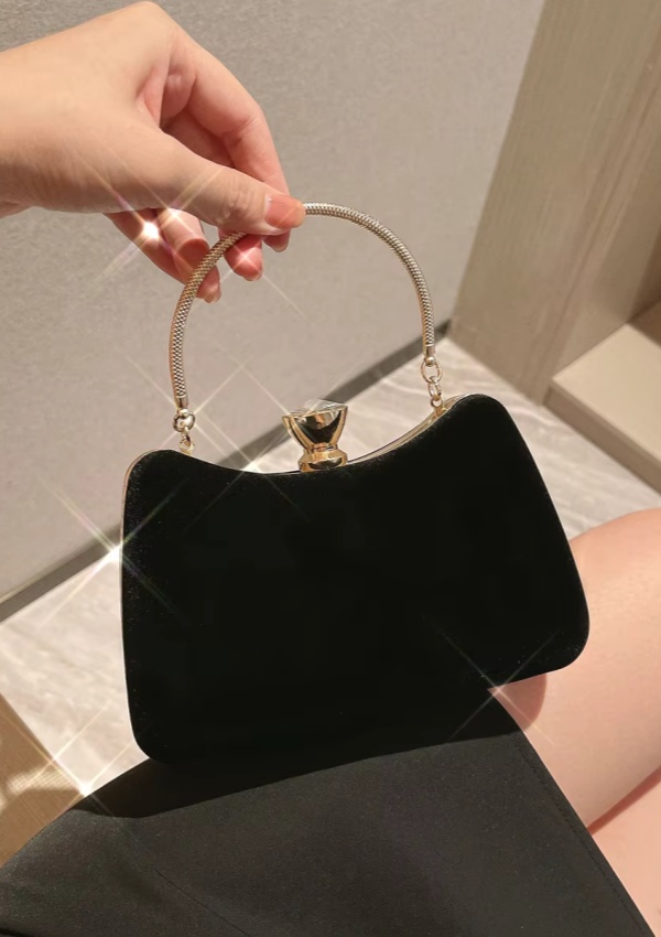 Why a Luxurious Chain Evening Bag is a Must-Have Accessory